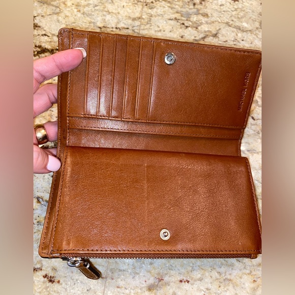 MICHAEL KORS DESIGNER HANDBAG WITH MATCHING WALLET - Picture 12 of 13